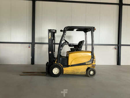 Chariots électriques à 4 roues 2017  Yale ERP25VL E2145 (2)