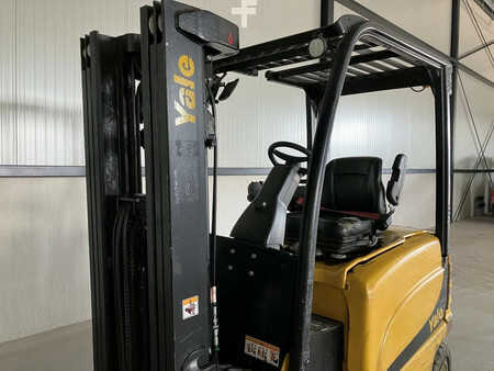 Chariots électriques à 4 roues 2017  Yale ERP25VL E2145 (8)