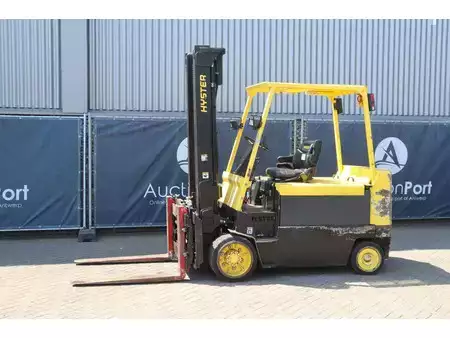 Chariots électriques à 4 roues 2002  Hyster E5.50XL (1)