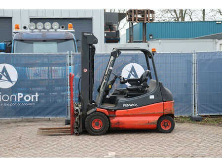 Chariots électriques à 4 roues 2011  Linde E25-02 (1)