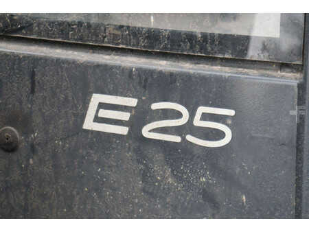 Chariots électriques à 4 roues 2011  Linde E25-02 (14)