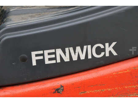 Chariots électriques à 4 roues 2011  Linde E25-02 (16)