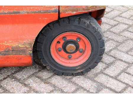 Chariots électriques à 4 roues 2011  Linde E25-02 (17)