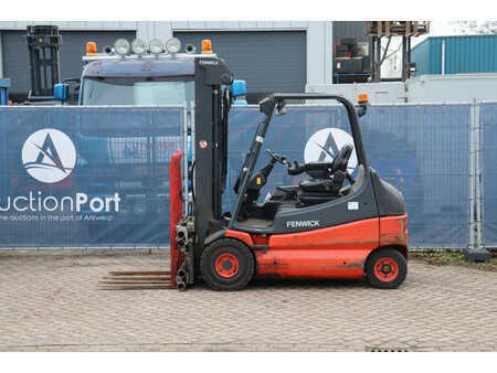 Chariots électriques à 4 roues 2011  Linde E25-02 (2)