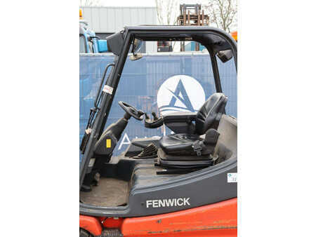 Chariots électriques à 4 roues 2011  Linde E25-02 (21)