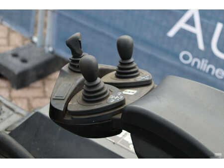 Chariots électriques à 4 roues 2011  Linde E25-02 (23)