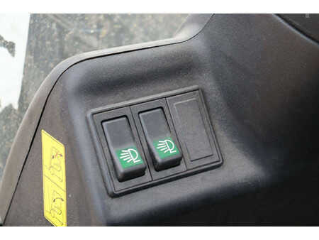 Chariots électriques à 4 roues 2011  Linde E25-02 (31)