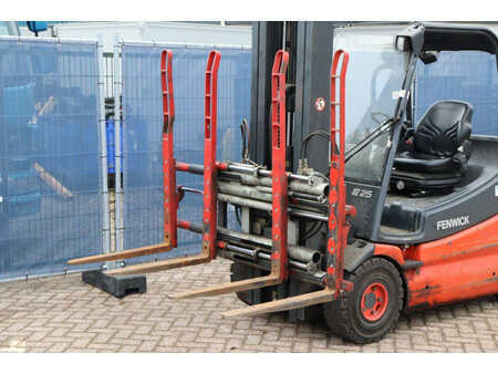 Chariots électriques à 4 roues 2011  Linde E25-02 (34)