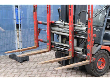 Chariots électriques à 4 roues 2011  Linde E25-02 (35)