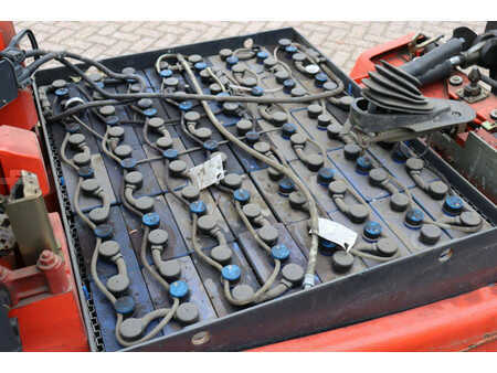 Chariots électriques à 4 roues 2011  Linde E25-02 (40)