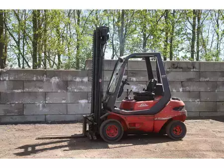 Terrenggående gaffeltruck 1990  Linde H20D (1)
