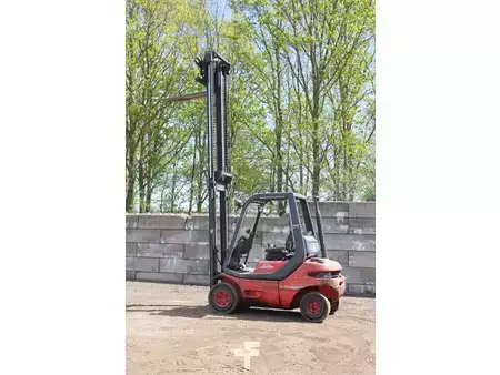Terrenggående gaffeltruck 1990  Linde H20D (35)