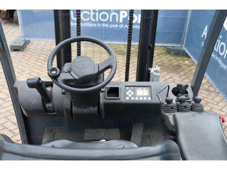 Eléctrica de 4 ruedas 2013  Toyota 8FBMKT30 (17)