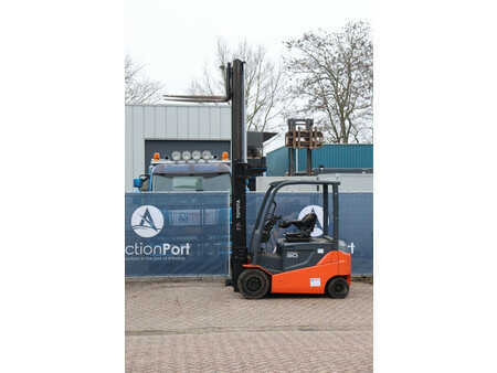 Eléctrica de 4 ruedas 2013  Toyota 8FBMKT30 (32)