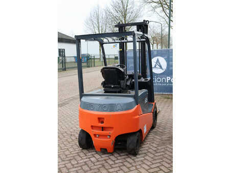 Eléctrica de 4 ruedas 2013  Toyota 8FBMKT30 (6)