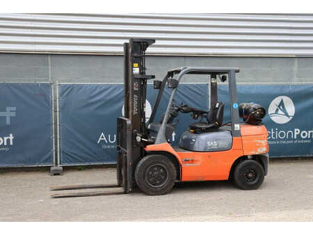 Treibgasstapler 2005  Toyota 02-7FGF30 (1)
