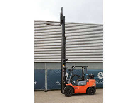 Treibgasstapler 2005  Toyota 02-7FGF30 (21)