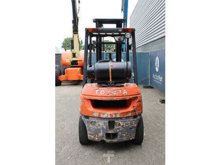 Treibgasstapler 2005  Toyota 02-7FGF30 (4)