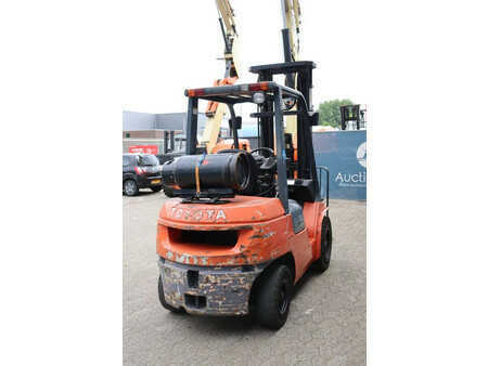 Treibgasstapler 2005  Toyota 02-7FGF30 (5)