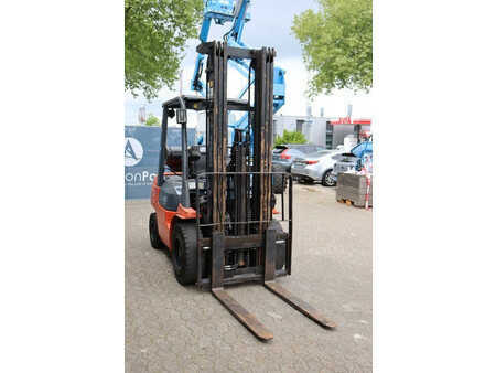Treibgasstapler 2005  Toyota 02-7FGF30 (6)