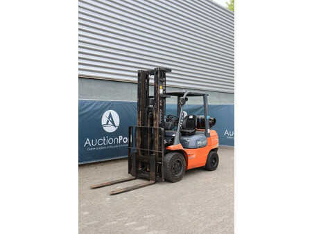 Treibgasstapler 2005  Toyota 02-7FGF30 (8)