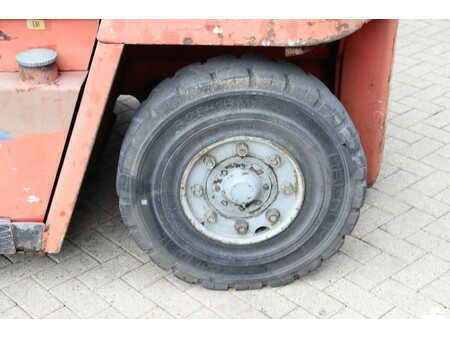 Carrelli elevatori diesel 2002  Kalmar DCD 80-9H (19)