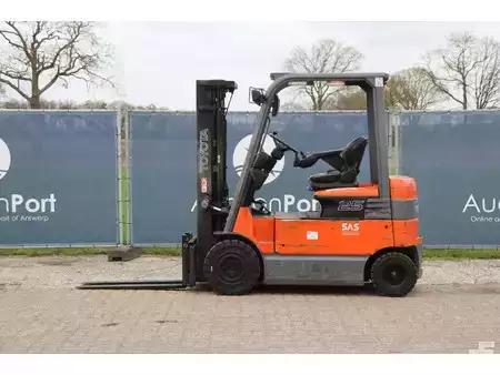 Eléctrica de 4 ruedas 2010  Toyota 7FBMF25 (2)