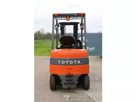 Eléctrica de 4 ruedas 2010  Toyota 7FBMF25 (5)