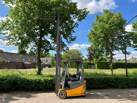 Eléctrica de 4 ruedas 2018  Jungheinrich EFG215 (13)