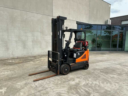 Empilhador a gás 2017  Doosan GC20E-5 (1)