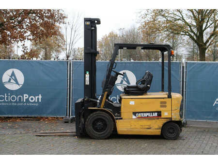 Elektromos 4 kerekű - CAT Lift Trucks EP30K (2)