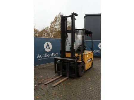 Elektromos 4 kerekű - CAT Lift Trucks EP30K (9)