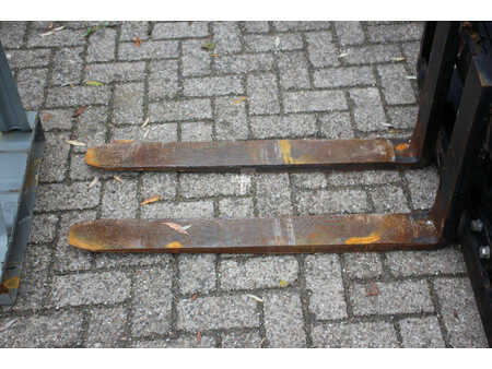 4-wiel elektrische heftrucks 2007  Samuk HJ13 (13)