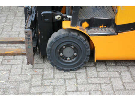 4-wiel elektrische heftrucks 2007  Samuk HJ13 (15)