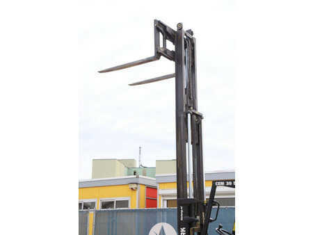 Sähkö - 4 pyör 2001  Clark CEM 30S (36)