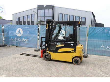 Chariots électriques à 4 roues 2016  Yale ERP20VF (3)