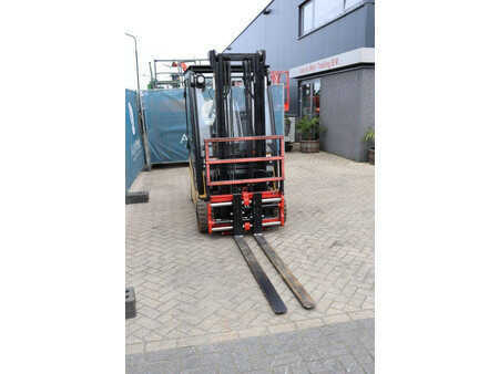 Chariots électriques à 4 roues 2016  Yale ERP20VF (7)