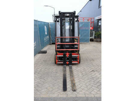 Chariots électriques à 4 roues 2016  Yale ERP20VF (8)