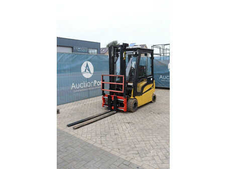 Chariots électriques à 4 roues 2016  Yale ERP20VF (9)