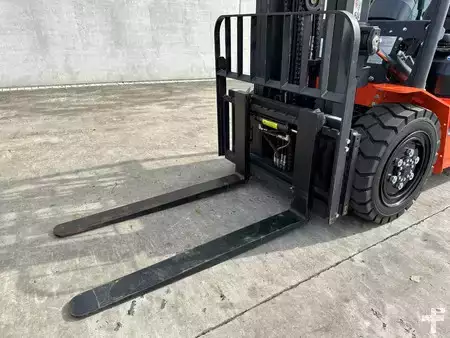 Wózki widłowe diesel 2025  Energy CPC30 (9)