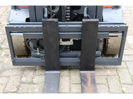 Elektryczne 4-kołowe 2014  Linde E16PH-02 (12)