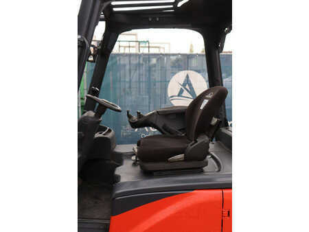 Elektryczne 4-kołowe 2014  Linde E16PH-02 (23)