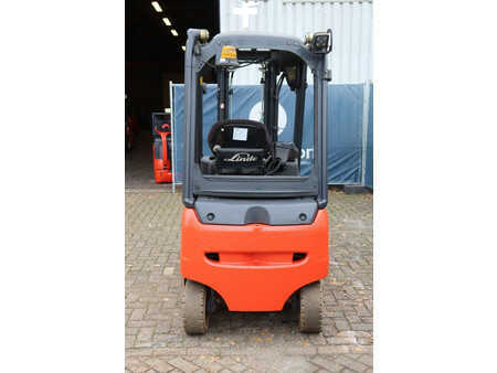 Elektryczne 4-kołowe 2014  Linde E16PH-02 (5)