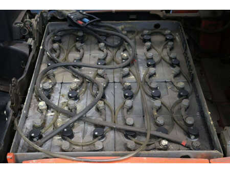 Eléctrico - 4 rodas 2013  Linde E16-01 (30)