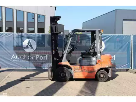 Carrelli elevatori diesel 2004  Toyota 62-7FDF25 (1)
