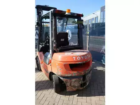Carrelli elevatori diesel 2004  Toyota 62-7FDF25 (18)