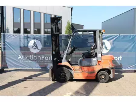 Carrelli elevatori diesel 2004  Toyota 62-7FDF25 (2)