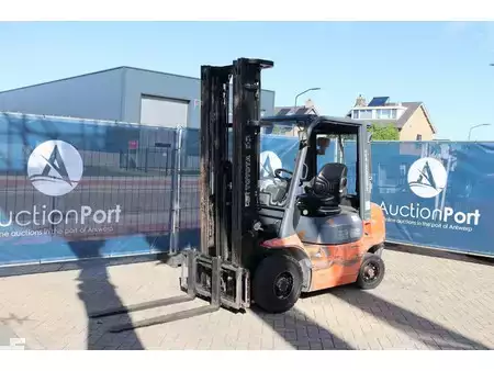 Carrelli elevatori diesel 2004  Toyota 62-7FDF25 (9)