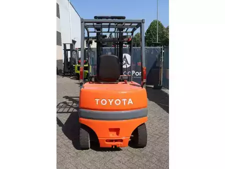 Chariots électriques à 4 roues - Toyota FBMF25 (5)