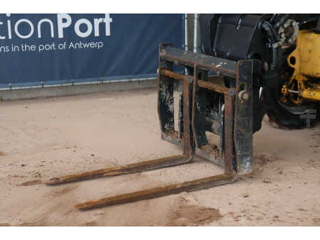 Chariots téléscopiques fixes - JCB 520-40 (10)